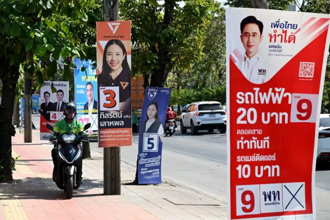 ป้ายหาเสียงมีให้เห็นทั่ว กทม. ในช่วงนับถอยหลังสู่การเลือกตั้ง 8 ก.พ.