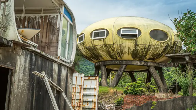Un edificio abandonado con forma de nave espacial