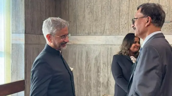 बांगलादेशच्या हंगामी सरकारमध्ये परराष्ट्र मंत्रालयाचे सल्लागार तौहिद हुसैन यांची भेट घेताना जयशंकर.