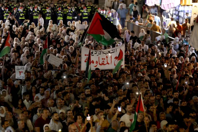 متظاهرون يشاركون في مسيرة دعماً للفلسطينيين في غزة ودعماً للمواطن الأردني القتيل الذي أطلق النار على ثلاثة إسرائيليين