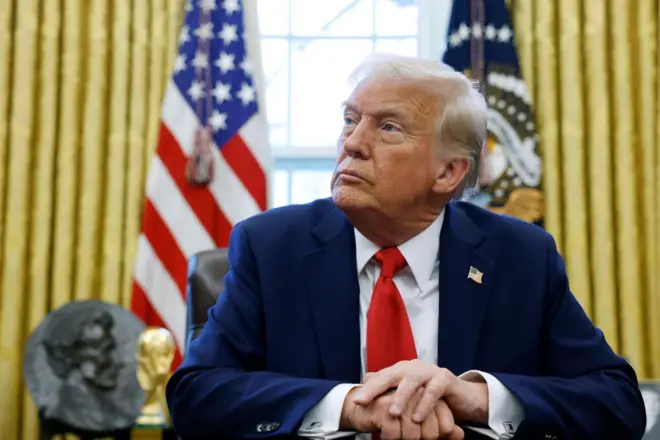 Trump sentado em uma cadeira em sua sala na Casa Branca. 