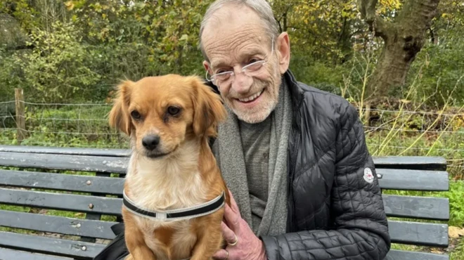 تئو نین‌هویس ۷۴ ساله می‌گوید طرح همراهی او با سگ کوچک نژاد بیگل باعث شده مردم بیشتر به او توجه کنند و سلام دهند