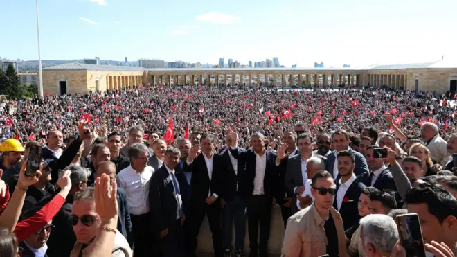 Özgür Özel ve CHP'liler Anıtkabir'de.