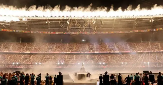 ختام الموسم الأولمبي بتشكيل الحلقات الأولمبية الخمس فوق المسرح