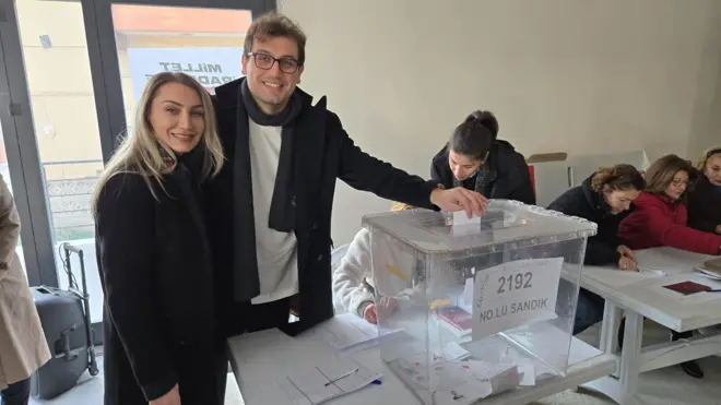 Dilek İmamoğlu ve Selim İmamoğlu yan yana, sandık başında