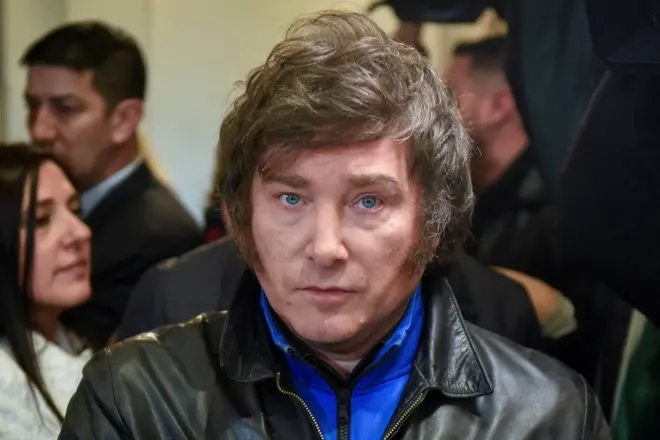 Arjantin’de ön seçimlerin galibi aşırı sağcı Javier Milei, Ekim ayında gerçekleşecek seçimleri kazanırsa ülkesinin merkez bankasını kapatacağı sözünü yineledi. Ön seçimi kazanmasının ardından ilk defa yabancı basına konuşan Milei, Bloomberg’e yaptığı açıklamalarda merkez bankasına yönelik eleştirilerinin dozunu artırdı.