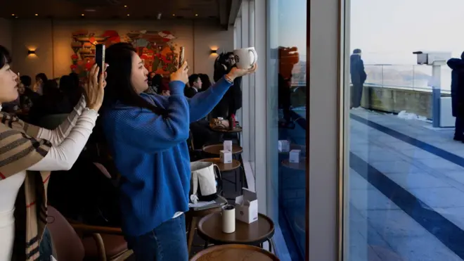 Starbaks kafić sa pogledom na Severnu Koreju