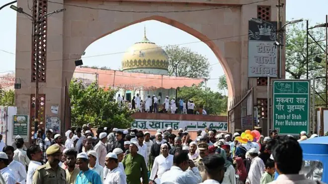 वक्फ दुरुस्ती विधेयक लोकसभेपाठोपाठ राज्यसभेतही मंजूर झाले.