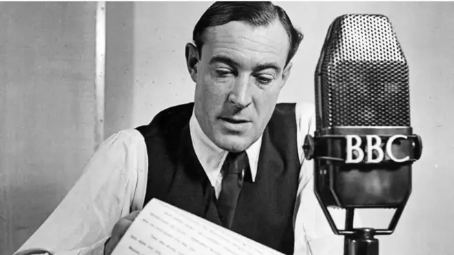 Oṣiṣẹ BBC kan niwaju ẹrọ igbohunsafẹfẹ