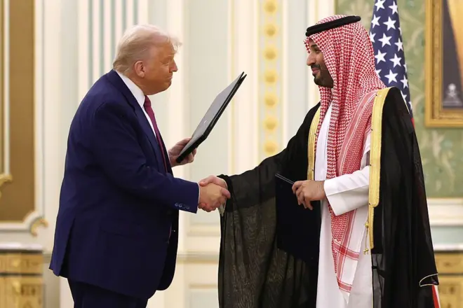 ټرمپ او محمد بن سلمان د ۲۰۲۵ کال د مې په ۱۳مه نېټه، د سعودي عربستان پلازمېنه ریاض کې، د شاهي دېوان په ماڼۍ کې د یوه لاسلیک مراسمو کې ګډون وکړ.
