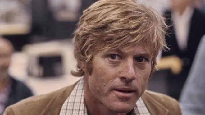 Роберт Редфорд - молодий у піджаку у ролі Боба Вудворда