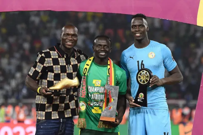 Sadio Mané (C) pose avec son trophée de « Meilleur joueur » de la CAN 2021. Il est accompagné de Vincent Aboubakar (G) meilleur buteur et Edouard Mendy (D) Meilleur gardien. 