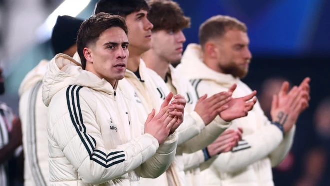 Kenan Yıldız ve diğer Juventus oyuncuları taraftarı maç sonunda alkışlıyor.