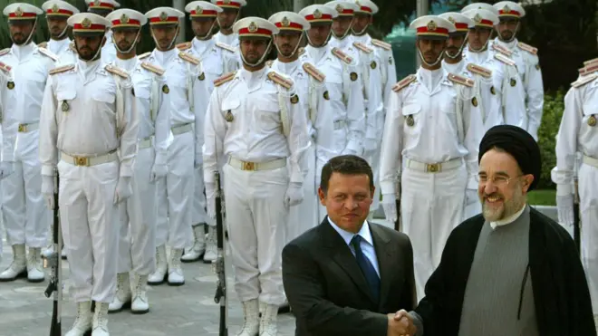 الملك الأردني عبد الله الثاني (يسار) يصافح الرئيس الإيراني محمد خاتمي (يمين) أمام حرس الشرف لدى وصوله إلى طهران، 2 سبتمبر/أيلول 2003.