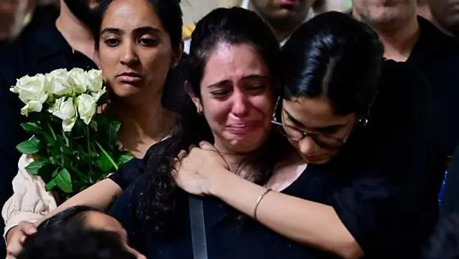 अहमदाबाद एयर इंडिया प्लेन क्रैश में मारे गए पायलट क्लाइव कुंदर को अंतिम विदाई देते उनके दोस्त और रिश्तेदार