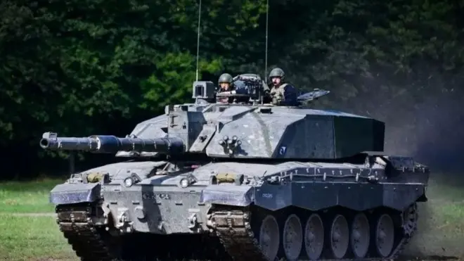 Un char d'assaut en mouvement.