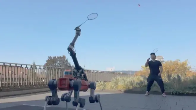 robot i čovek igraju badminton