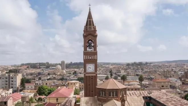 ካቴድራለ ካቶሊካዊት ቤተክርስትያን ዘገረማ ርእሰከተማ ኣስመራ ሰማያታ ጻዕዳ ደበና ለቢሱ ይርአ