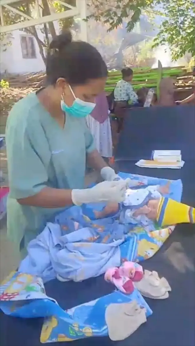 Gempa terus terjadi, dua ibu melahirkan di luar ruangan