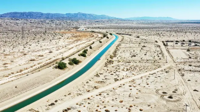 بخشی از کانال آب در منطقه کواچلا در جنوب کالیفرنیا که آب رود کلورادو را منتقل می کند