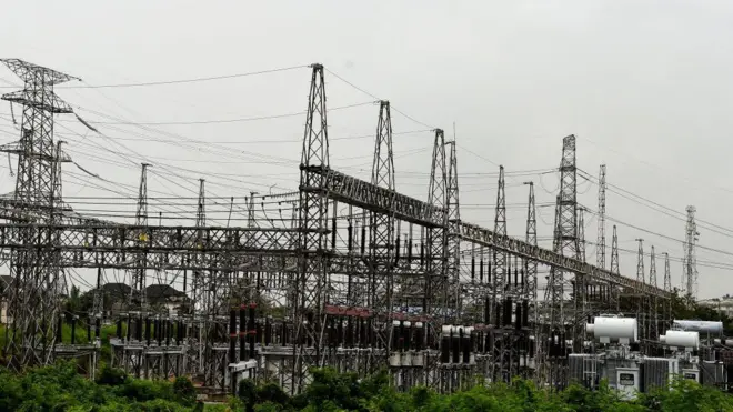 Power distribution plant experience blackout afat di collapse of di national grid resulting in blackout for Nigeria