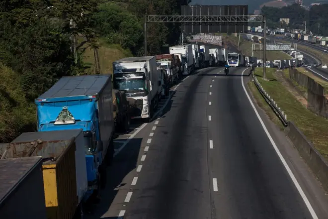 Fila de caminhões em rodovia do Brasil durante a greve de 2018
