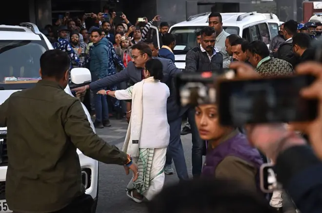 কলকাতার আই-প্যাক অফিসে ইডি-র তল্লাসির পর কার্যালয় ঘুরে দেখে বেরিয়ে আসছেন মমতা ব্যানার্জী