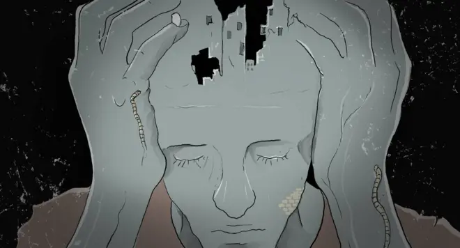 Человек держится за голову, закрыв глаза.