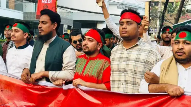 बार-बार राजनीति में कुछ नया करने का वादा करने के बावजूद, एनसीपी आखिरकार पुरानी राजनीतिक ताकतों के साथ गठजोड़ के लिए बातचीत में जुट गई है.