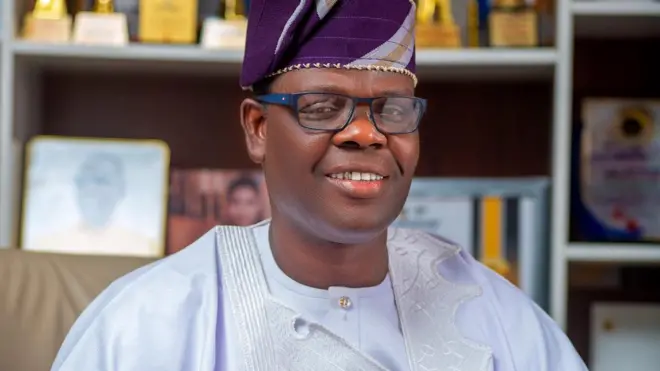 Oriyomi Hamzat wọ agbada funfun pẹlu fila 