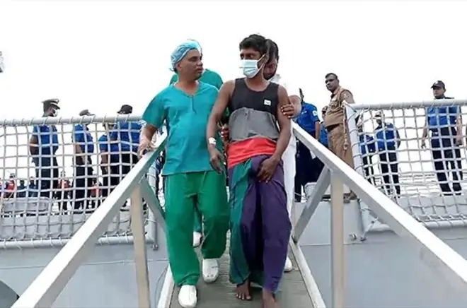 යාත්‍රාවේ දිවි ගලවා ගත් එකම ධීවරයා ගොඩබිමට රැගෙන එයි