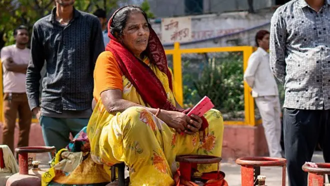 गैस सिलेंडर की लाइन में खड़े लोग