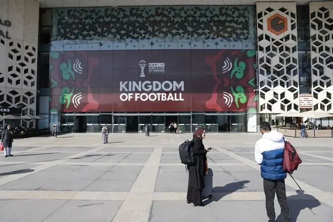 صورة من محطة القطار أكدال بالعاصمة الرباط مزينة بألوان كأس الأمم الأفريقية المغرب 2025