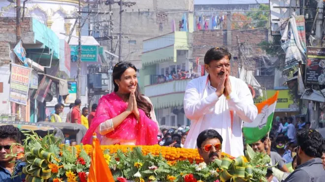 साल 2020 के विधानसभा चुनाव प्रचार में बेटी और अभिनेत्री नेहा शर्मा के साथ अजीत शर्मा (फ़ाइल फ़ोटो)