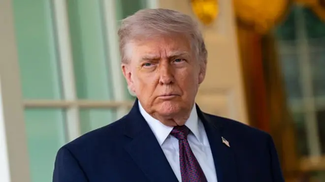 ダークスーツ姿のトランプ氏が、口を閉じ、険しい表情で前方を見ている