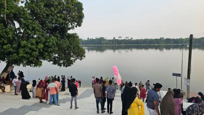 প্রতিদিন অনেক দর্শনার্থী এই দিঘিতে কুমির দেখতে আসেন