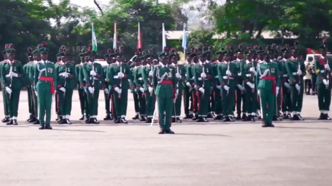 Awọn ọmogun Naijiria wọ aṣọ ologun ati fila