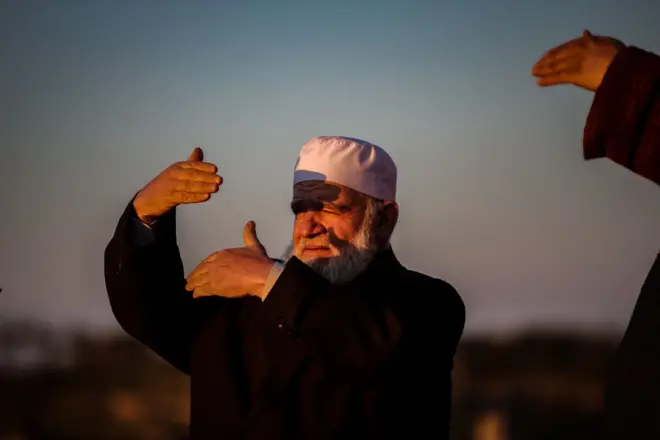 شخص يحاول رصد الهلال بالعين المجردة