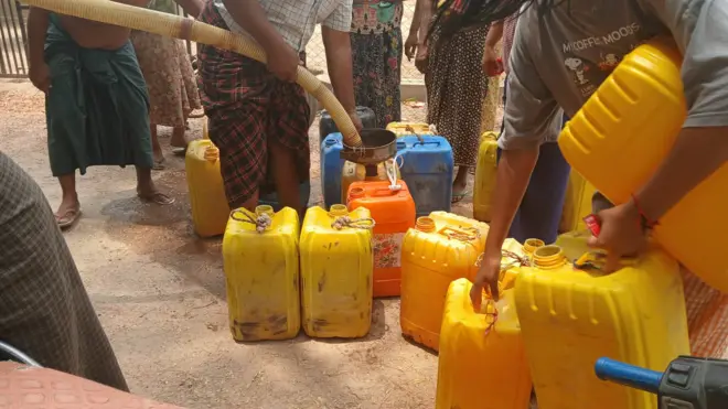 မကွေးတိုင်း၊ ပခုက္ကူခရိုင်၊ မြိုင်မြို့နယ်မှာ အညာမြေတပ်ပေါင်းစုအဖွဲ့က ရေပေးဝေနေတဲ့ မြင်ကွင်း