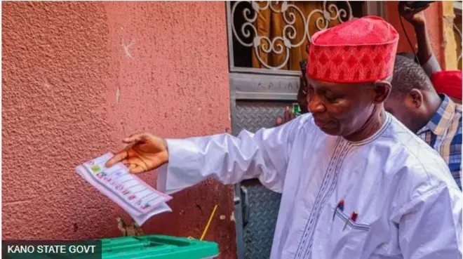 Gómìnà ìpínlẹ̀ Kano lásìkò tó ń dìbò