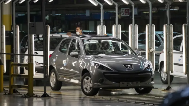 خودروی پژو ۲۰۷ در خط تولید کارخانه ایران‌خودرو در غرب تهران