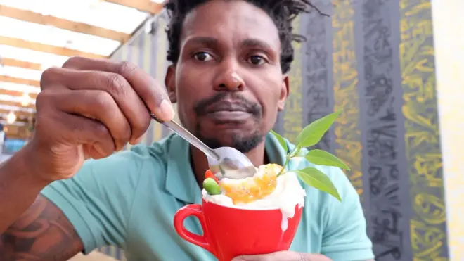 Aworan Tapiwa Guzha to mu kọpu ice cream da ni