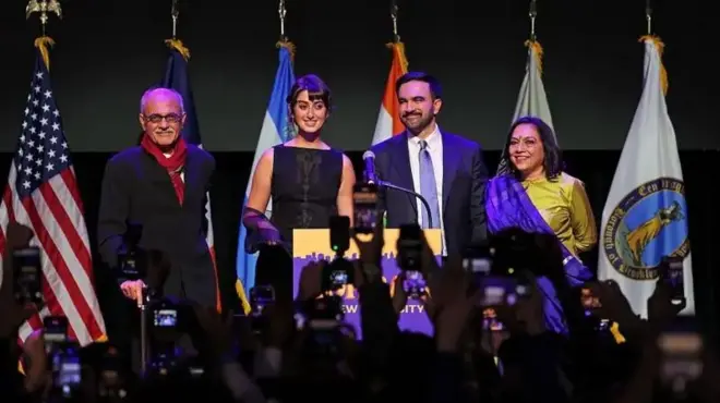 زهران ممداني له خپلې مور او پلار او مېرمنې سره