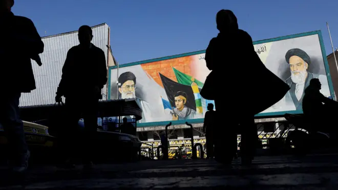 جدارية تضم صورا للمرشد الأعلى الإيراني علي خامنئي وقائد الثورة الإسلامية الإيرانية عام 1979 الخميني، في أحد شوارع طهران