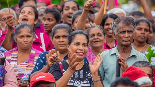 ජනාධිපතිවරණයේදී ජාතික ජන බලවේගයේ ඇල්පිටිය රැලියට සහභාගි වූ කාන්තාවන් පිරිසක්