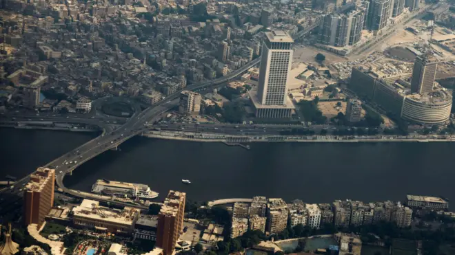 منظر عام لنهر النيل يعبر في العاصمة المصرية القاهرة