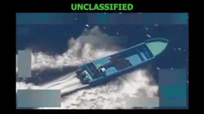 تصویری از یک قایق در آب که در ویدیو منتشرشده از سوی وزیر جنگ آمریکا، حامل مواد مخدر معرفی شده است