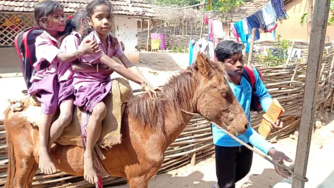 గుర్రాలపై చిన్నారులు