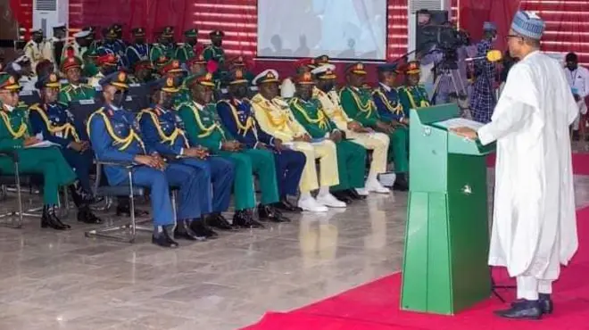 Aworan aarẹ Buhari nibi to ti n ba awọn ọmọ ogun Naijiria to kẹkọ jade sọrọ ni Jaji