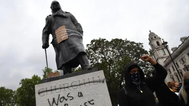 Статуя Черчилля с граффити 